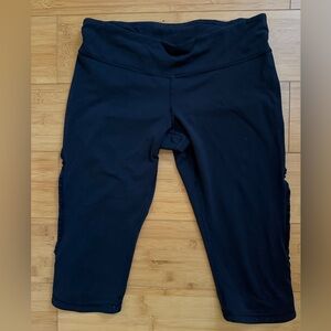 Lululemon Women’s Capri Athletic Black Leggings Size 8 Zip Pocket